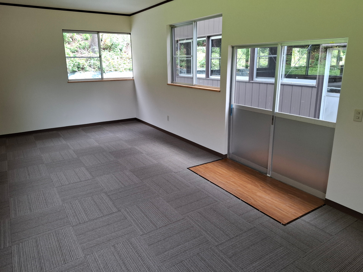 タイルカーペットと壁紙の張替え